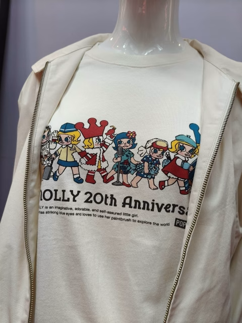 UT GRAPHIC-T UNIVERSE (2)