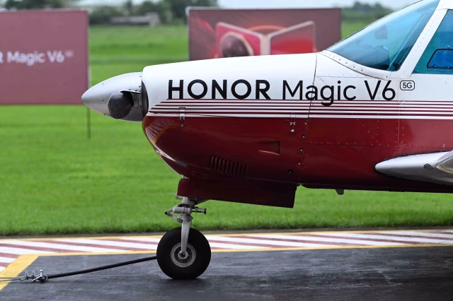 HONOR Magic V6 vs Aircraft 7
